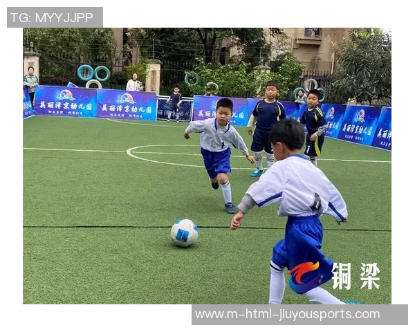 小学生模仿足球明星精彩瞬间视频展现童趣与热情